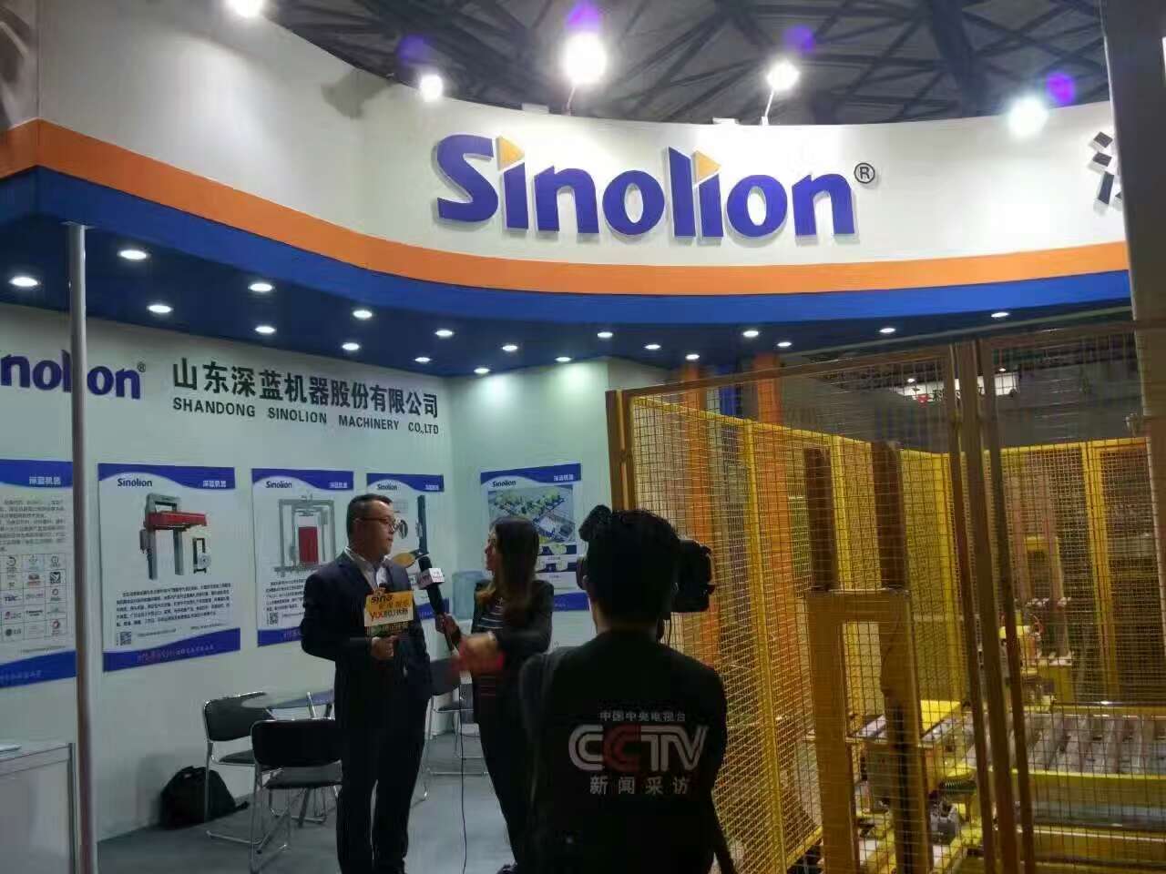 图为尊龙凯时人生就是搏机器销售中心总经理接受采访。